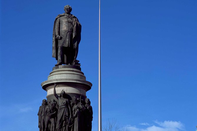 90 Minute Dublin Walking tour and Sightseeing tips - Trinity College Dublin and College Green: shifting from St Patrick stories to student life