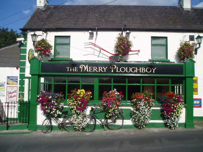Dublin: Irish Night Show at the Merry Ploughboy Pub - Three-course dinner: What you get and when it makes sense