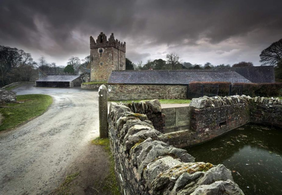From Dublin: Game of Thrones Winterfell Locations Tour - Castle Ward: Winterfell castle and courtyard in real walking distance