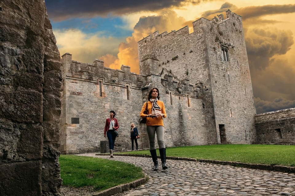 From Dublin:Cork,Cahir Castle,Rock of Cashel Tour in Spanish - The coach segments and timing that shape your day