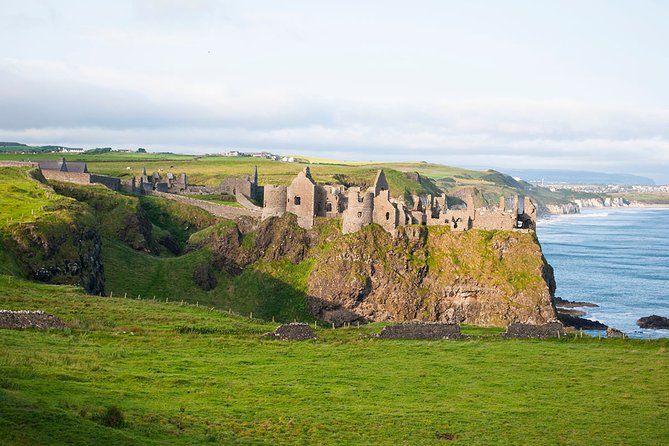 Spanish Belfast And Giants Causeway Tour - Spanish Guide Style: helpful facts, fun bits, and occasional detours