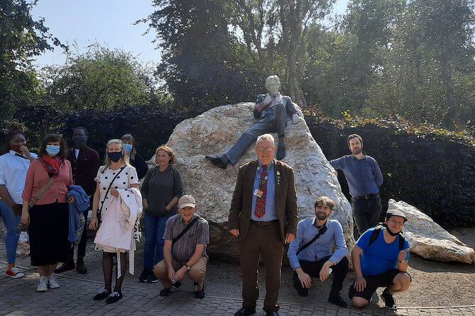 Walking tour in Merrion Square Park - Dublin Rogues Tour - Guide style: charm, wit, and room for questions